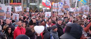 Teilnehmer einer Kundgebung von Kritikern der Coronamaßnahmen der Bundesregierung.