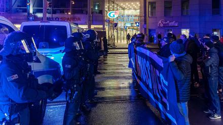 Weiter nicht. In Höhe der Spreegalerie in Cottbus hielt die Polizei am Samstagabend Demonstranten auf.