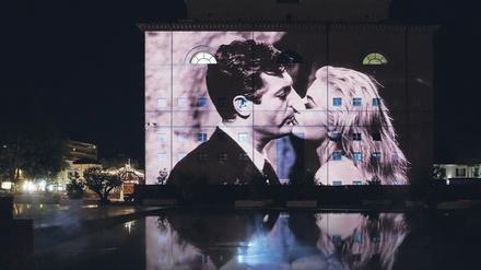 An eine Hauswand in Rimini wird eine Szene aus "La dolce vita" projiziert.