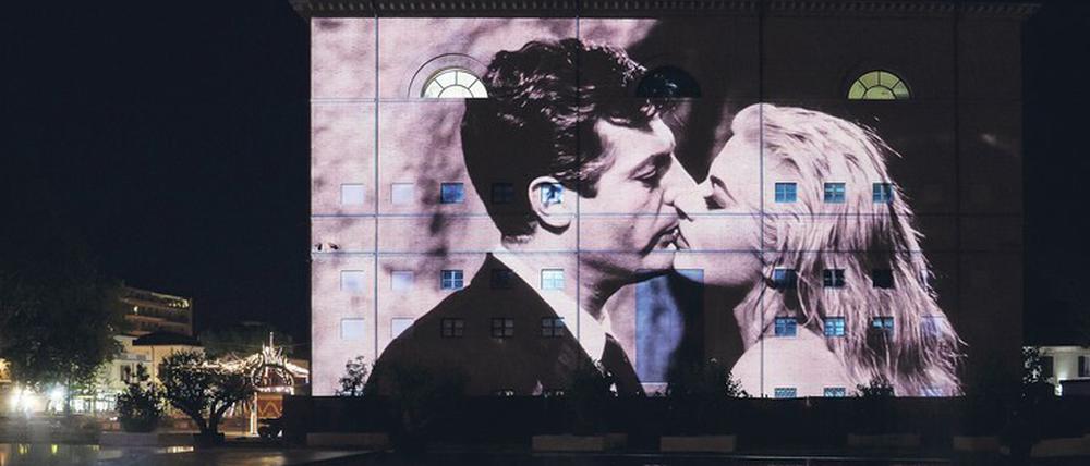An eine Hauswand in Rimini wird eine Szene aus "La dolce vita" projiziert.