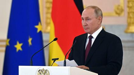 Wladimir Putin - hier ein Archivbild, das während einer Pressekonferenz entstand, die er im August 2021 gemeinsam mit der damaligen Bundeskanzlerin Angela Merkel abhielt.