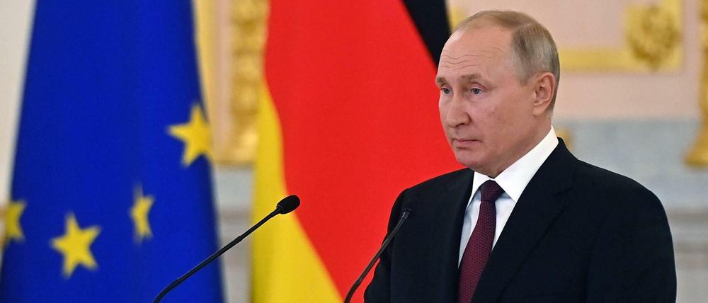 Wladimir Putin - hier ein Archivbild, das während einer Pressekonferenz entstand, die er im August 2021 gemeinsam mit der damaligen Bundeskanzlerin Angela Merkel abhielt.