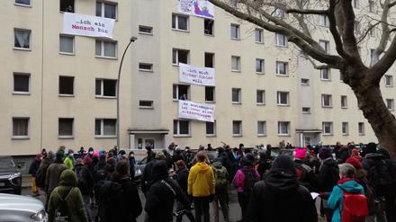 Zur Hausbesetzung kamen auch viele Unterstützer in die Habersaathstraße 40-48 in Mitte.