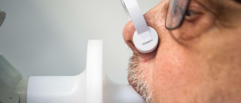 Ein Patient in einer Klinik, in der Long-Covid-Fälle behandelt werden, bei der Überprüfung seiner Lungenfunktion.