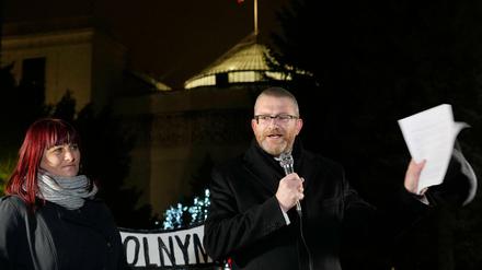 Cronavirus-Impfgegner protestieren vor dem polnischen Parlament gegen die neuen Beschränkungen in Polen.