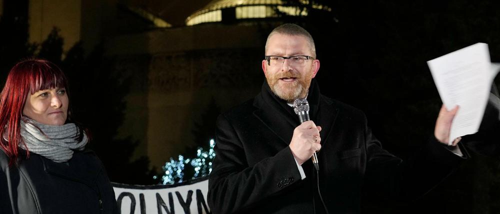 Cronavirus-Impfgegner protestieren vor dem polnischen Parlament gegen die neuen Beschränkungen in Polen.