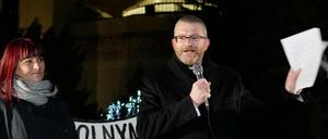 Cronavirus-Impfgegner protestieren vor dem polnischen Parlament gegen die neuen Beschränkungen in Polen. 