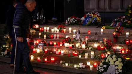 Sicherheitsvorkehrungen. Wer auf der Gedenfeier etwa mit Blumen an das Mahnmal herantreten will, kann das in Begleitung eines Polizeibeamten tun.