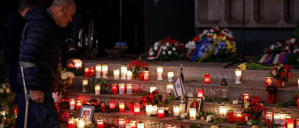Sicherheitsvorkehrungen. Wer auf der Gedenfeier etwa mit Blumen an das Mahnmal herantreten will, kann das in Begleitung eines Polizeibeamten tun.