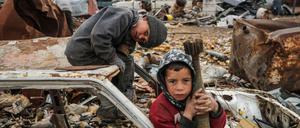 Syrische Kinder sammeln auf einer Deponie Munitions- und Artilleriereste, um etwas zum Lebensunterhalt ihrer Familien beizutragen.