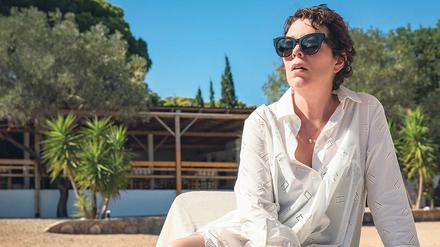 Komplizierte Gefühle. Die unterkühlte Literaturprofessorin Leda (Olivia Colman) wird im Sommerurlaub von ihrer Vergangenheit eingeholt.