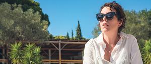 Komplizierte Gefühle. Die unterkühlte Literaturprofessorin Leda (Olivia Colman) wird im Sommerurlaub von ihrer Vergangenheit eingeholt.