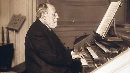 Camille Saint-Saens an der Orgel.
