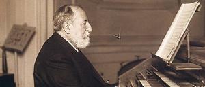 Camille Saint-Saens an der Orgel.
