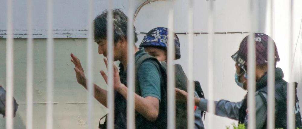 Myanmar gehört zu den drei Ländern, in denen laut Reporter ohne Grenzen die meisten Journalisten und Medienschaffenden inhaftiert sind, so wie der japanische Freelance-Reporter Yuki Kitazumiaus, der in das berüchtigte Insein-Gefängnis gebracht wurde, in dem viele politische Häftlinge festgehalten werden. 