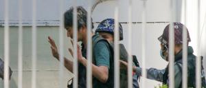 Myanmar gehört zu den drei Ländern, in denen laut Reporter ohne Grenzen die meisten Journalisten und Medienschaffenden inhaftiert sind, so wie der japanische Freelance-Reporter Yuki Kitazumiaus, der in das berüchtigte Insein-Gefängnis gebracht wurde, in dem viele politische Häftlinge festgehalten werden. 