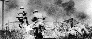 Angriff einer russischen Einheit 1942 auf Stalingrad. 