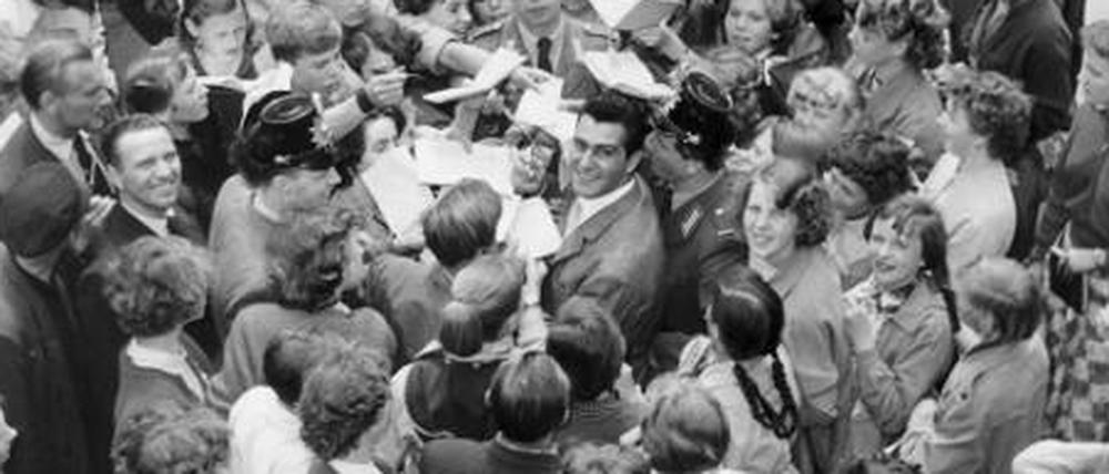 Autogrammjäger belagern bei der Berlinale 1955 den Schauspieler Mario Pezzano.