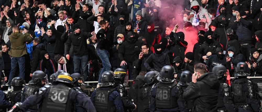 Das Spiel zwischen dem Paris FC und Olympique Lyon wurde nach Auseinandersetzungen auf den Tribünen abgebrochen. 