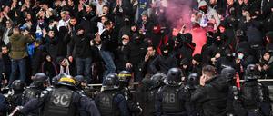 Das Spiel zwischen dem Paris FC und Olympique Lyon wurde nach Auseinandersetzungen auf den Tribünen abgebrochen.