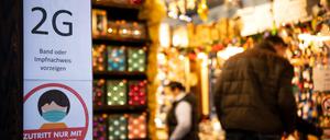 Ein Schild weist auf die 2G-Regel auf dem Weihnachtsmarkt in Bremen hin.