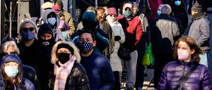 Warteschlange vor einer Ausgabestellt für Coronatests in Philadelphia