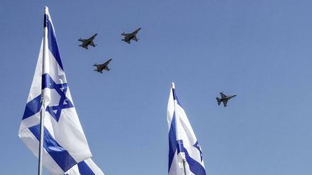 Israels Luftwaffe soll sich auf einen möglichen Luftschlag gegen Irans Atomanlagen vorbereiten, sagt Verteidigungsminister Benny Gantz.