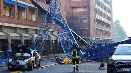 In der norditalienischen Stadt Turin ist ein Baukran auf eine belebte Straße gestürzt.