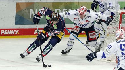 Yannick Veilleux (l.) erzielte das 1:1 für die Eisbären gegen die Schwenninger Wild Wings.