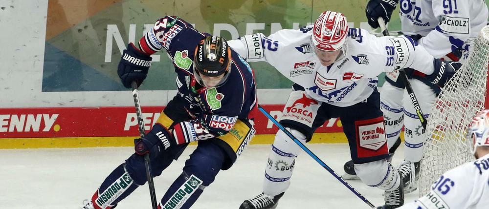 Yannick Veilleux (l.) erzielte das 1:1 für die Eisbären gegen die Schwenninger Wild Wings.
