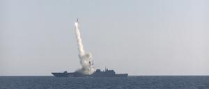 Eine Einheit der Nordmeerflotte schießt eine Hyperschallrakete vom Typ „Zirkon“ mit sechsfacher Schallgeschwindigkeit auf ein Ziel in der Barentssee.