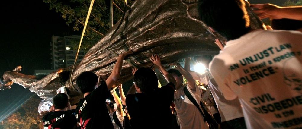 Die Bronzestatue „Göttin der Demokratie“ ist an der Chinesischen Universität in Hongkong entfernt worden.