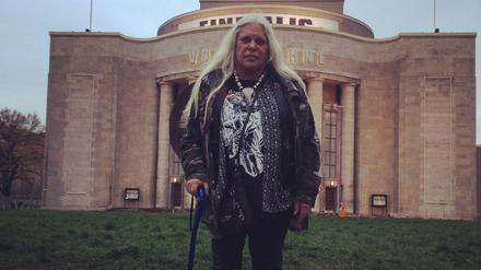 Genesis P-Orridge vor der Volksbühne.
