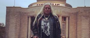 Genesis P-Orridge vor der Volksbühne.