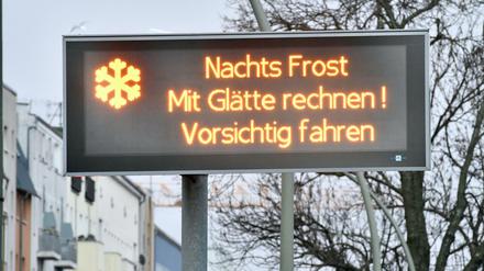 Auf den Straßen kann es an Heiligabend glatt werden. Davor warnt der Deutsche Wetterdienst. 