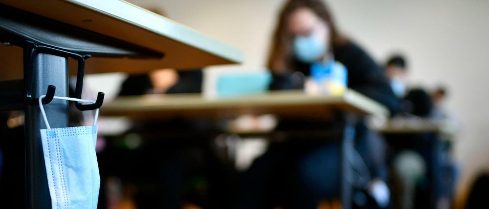 Mundschutzmaske an einem Schülertisch in einer Stuttgarter Schule (Archivbild)