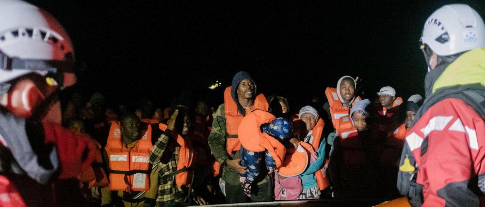 Die Rettungsmannschaft der Sea-Watch 3 nähert sich einem Boot in Seenot im Mittelmeer.