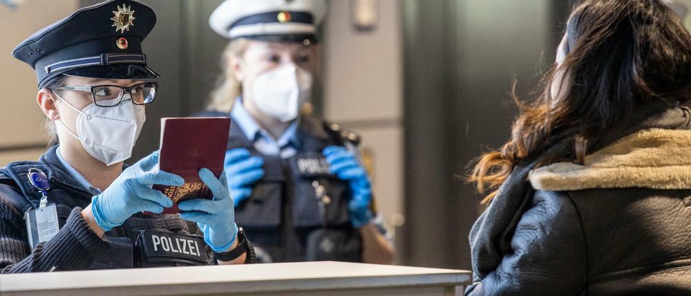 Enorme Belastung. Die Polizei, hier Beamtinnen am Frankfurter Flughafen, ist durch die Pandemie gesundheitlichen Risiken ausgesetzt. Nun droht noch eine Verschärfung durch Omikron.