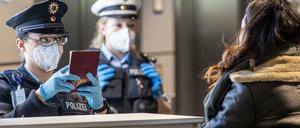 Enorme Belastung. Die Polizei, hier Beamtinnen am Frankfurter Flughafen, ist durch die Pandemie gesundheitlichen Risiken ausgesetzt. Nun droht noch eine Verschärfung durch Omikron.