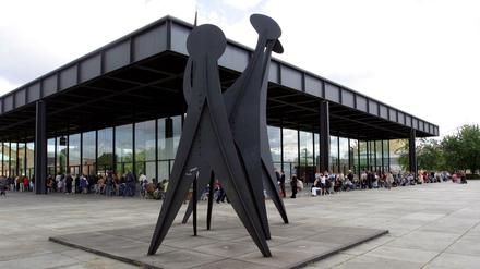 Alexander Calders Skulptur "Têtes et Queue" (1965) vor der Neuen Nationalgalerie in Berlin.