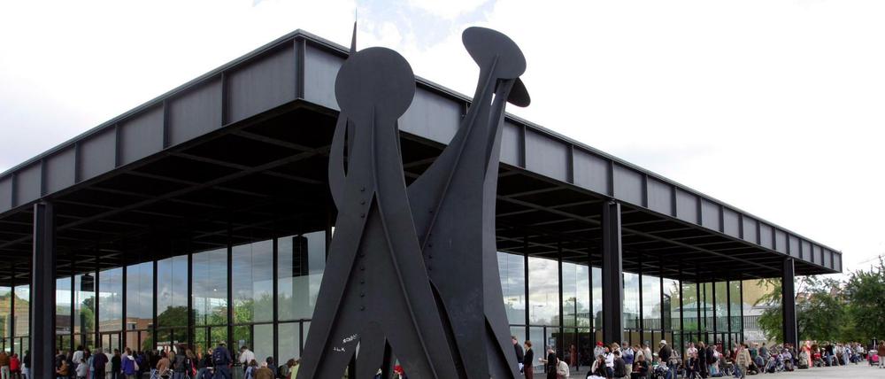 Alexander Calders Skulptur "Têtes et Queue" (1965) vor der Neuen Nationalgalerie in Berlin.