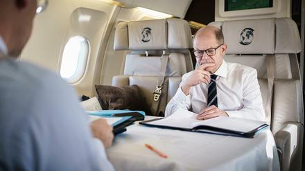 Bundeskanzler Olaf Scholz (SPD) während eines Fluges von Berlin nach Brüssel auf dem Weg zum Gipfeltreffen der Östlichen Partnerschaft. 