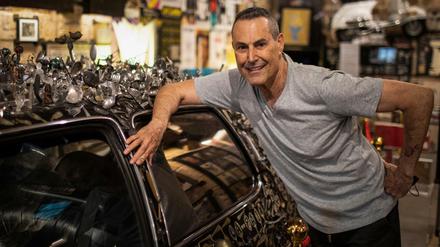 Der israelisch-britische Illusionist Uri Geller steht in seinem Museum neben einem Cadillac aus dem Jahr 1976, der mit selbst gebogenem Besteck bedeckt ist.