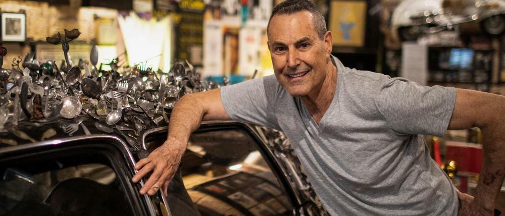 Der israelisch-britische Illusionist Uri Geller steht in seinem Museum neben einem Cadillac aus dem Jahr 1976, der mit selbst gebogenem Besteck bedeckt ist.