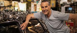 Der israelisch-britische Illusionist Uri Geller steht in seinem Museum neben einem Cadillac aus dem Jahr 1976, der mit selbst gebogenem Besteck bedeckt ist.