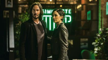Zurück auf Anfang: Neo (Keanu Reeves) und Trinity (Carrie-Anne Moss) in der Matrix – kurz vor ihrer Erleuchtung dank roter Pille.
