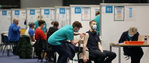 Corona-Auffrischungsimpfung in einem Impfzentrum