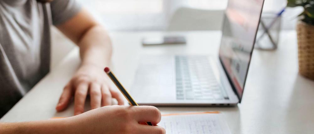 Im pandemischen Homeoffice denken immer mehr Menschen über eine berufliche Veränderung nach.