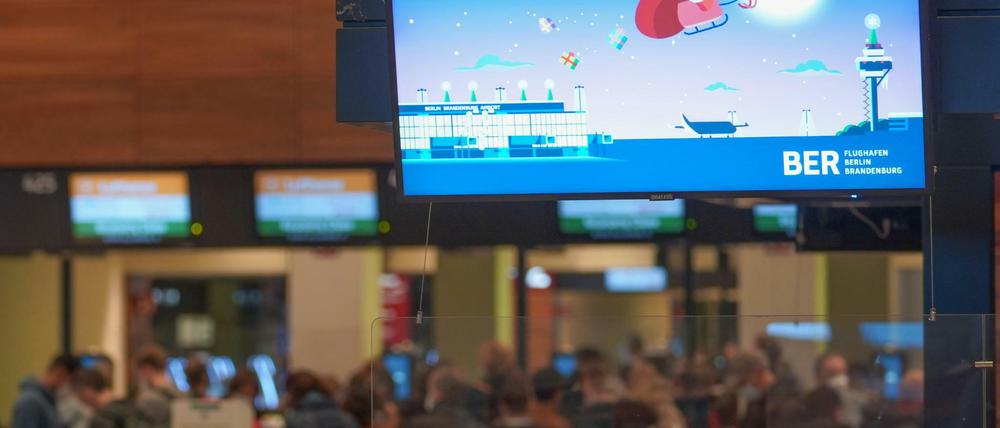 Ein weihnachtlicher Gruß am Flughafen BER: Am Freitag wurde mit 36.000 Fluggäste gerechnet. 