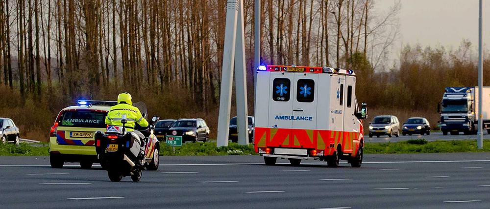 Ein Mann ist auf einer niederländischen Autobahn erfasst worden. Für ihn kam jede Hilfe zu spät.